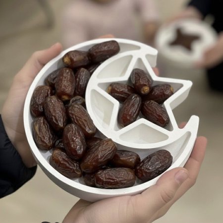 طبق تقديم أبيض بتصميم هلال ونجمة