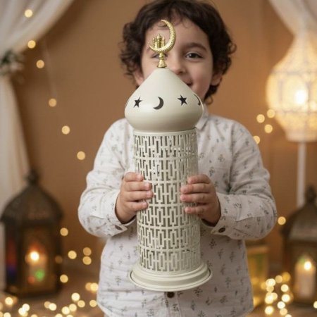 فوانيس رمضانية معدنية بتصميم مئذنة مسجد مضيء