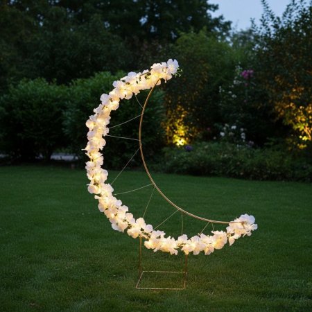 هلال معدني مضيء بزينة الورد