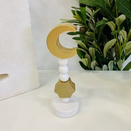 ديكور رمضاني خشبي على شكل هلال ونجمة