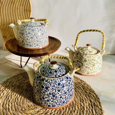 إبريق شاي سيراميك بنقوش زهور ومقبض خيزران