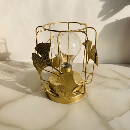 مصباح طاولة معدني بلون ذهبي بتصميم أوراق الجنكة