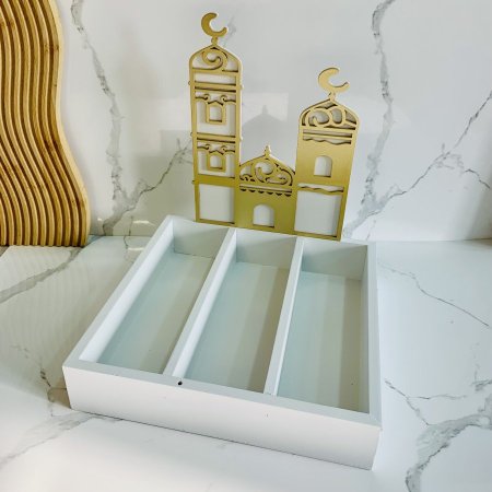 صينية تقديم خشبية بيضاء مع زخرفة مسجد وهلال باللون الذهبي ٣ اقسام