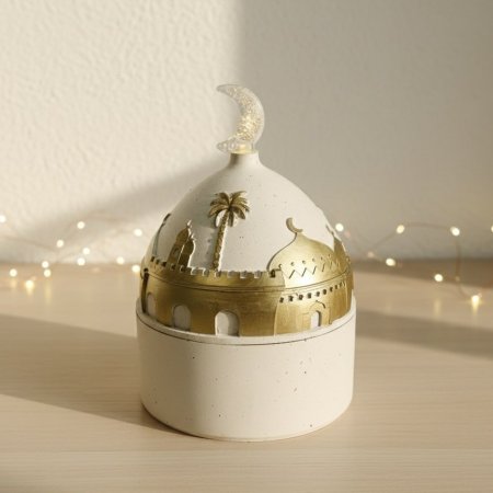 وعاء تقديم بغطاء بتصميم قبة مسجد بزخارف ذهبية وهلال مضيء