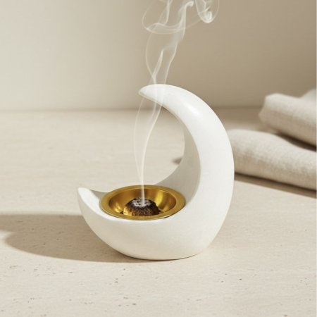مبخرة على شكل هلال رمضاني بلون أبيض