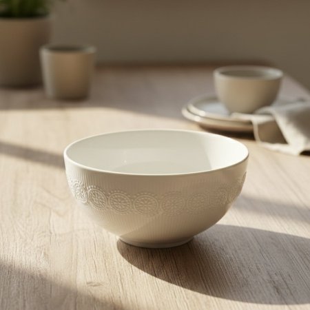 وعاء خزفي أبيض بتصميم منقط وخطوط عمودية بارزة