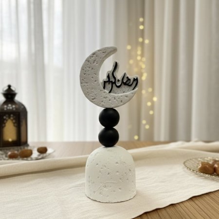 ستاند حجري بتصميم هلال مع عبارة رمضان كريم