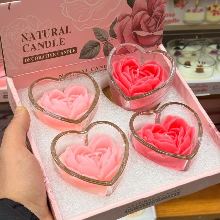 شموع معطرة على شكل وردة داخل كأس زجاجي على شكل قلب