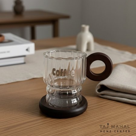 مج قهوة زجاجي مع يد وقاعدة خشبية