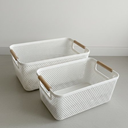 سلة تنظيم بلاستيك بيضاء بتصميم شبكي ومقابض خشبية