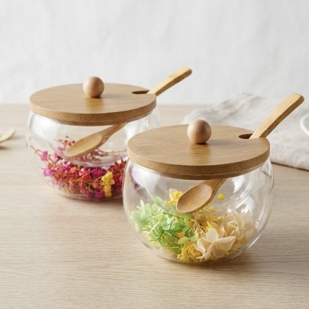 سكرية زجاجية مزدوجة الطبقات بداخلها زهور مجففة مع غطاء وملعقة خشب