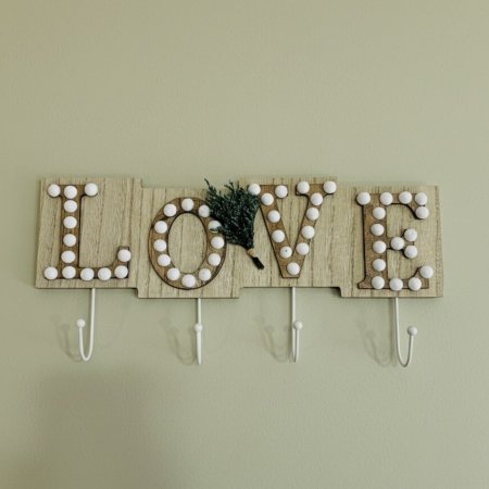 علاقة خشبية بعبارة Love