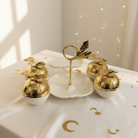 علب تقديم أنيقة مع يد ذهبية