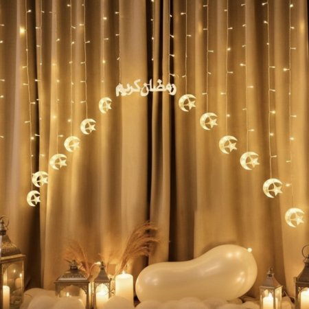 أضواء زينة رمضانية على شكل هلال ونجمة وعبارة رمضان كريم