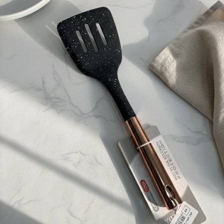 ملعقة مسطحة مثقوبة بمقبض معدني