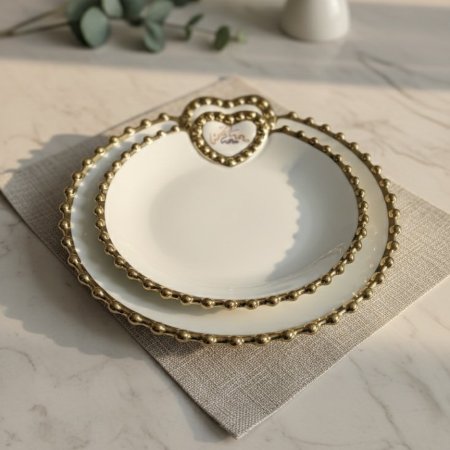 طقم صحون ضيافة بتفاصيل ذهبية على شكل قلب وزخارف