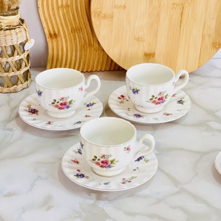 طقم 6كاسات شاي+6متكات ابيضّ مورد