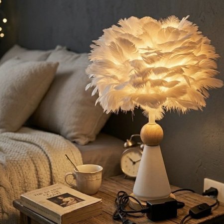 سهارة طاولة بتصميم ريش أبيض وقاعدة خشبية