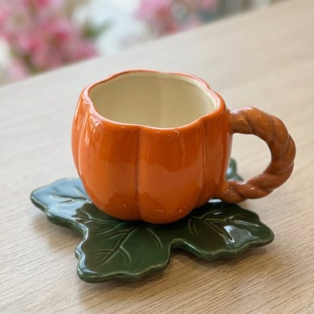 مج سيراميك على شكل يقطينة مع صحن على شكل ورقة شجر