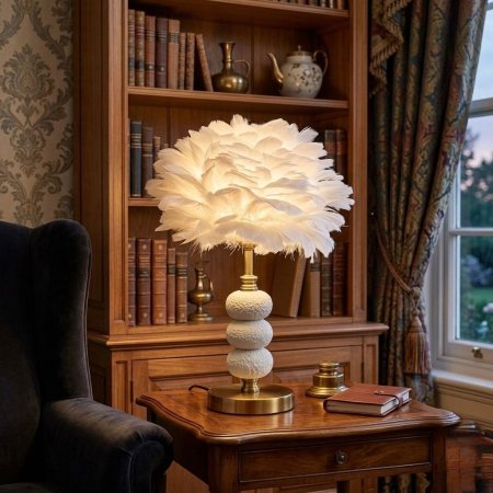 سهارة طاولة مودرن بغطاء ريش أبيض وقاعدة ثلاثية كروية