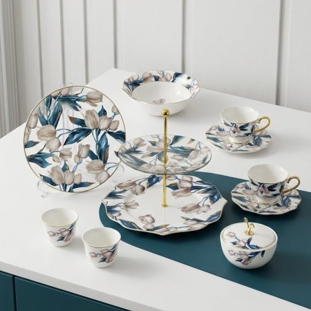 طقم ضيافة العيد بنقوش الورد وأوراق الشجر باللونين الأزرق والوردي مع حواف مذهبة