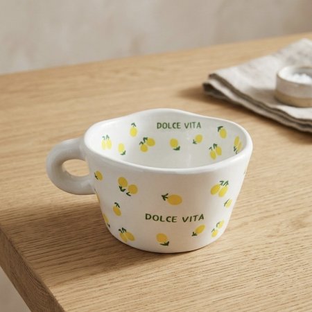 مج سيراميك ابيض برسومات الليمون وعبارة Dolca Vita