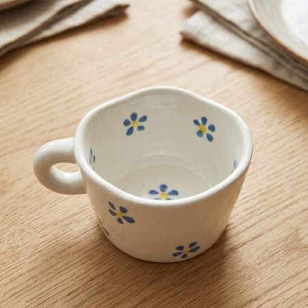 مج سيراميك ابيض برسومات زهور زرقاء