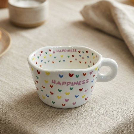 مج سيراميك ابيض برسومات قلوب وعبارة Happiness
