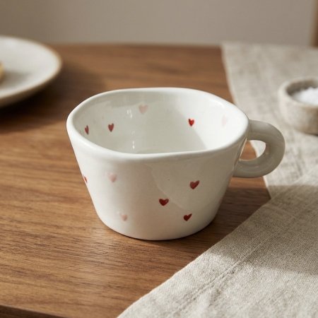 مج سيراميك ابيض برسومات قلوب