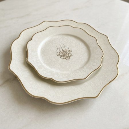 طقم صحون بورسلان بلون أبيض عاجي ملكي وزخارف ذهبية