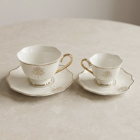 طقم فناجين شاي او قهوة بورسلان بلون أبيض عاجي ملكي وزخارف ذهبية