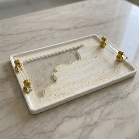 صينية تقديم مستطيلة بتصميم رخامي بلون أبيض وذهبي بيد جانبية اكريليك