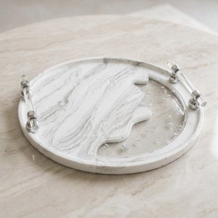 صينية تقديم دائرية بتصميم رخامي بلون أبيض ورمادي بيد جانبية اكريليك