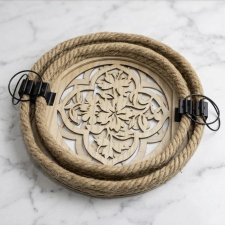 صينية تقديم دائرية من حبال الخيش مع قاعدة خشبية مزخرفة ومقابض معدنية سوداء