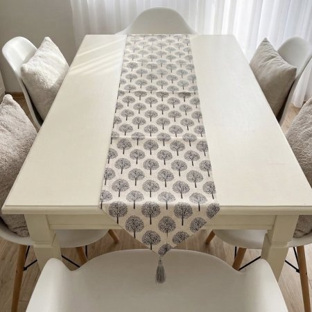 مفرش طاولة بنقش أشجار متكررة