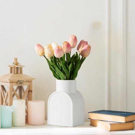 مزهرية بلاستيك بيضاء