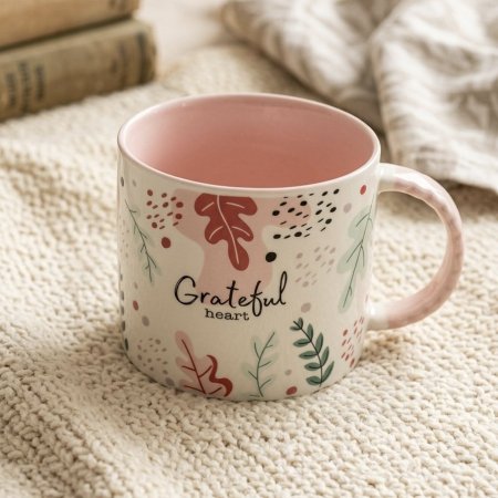 مج سيراميك مع عبارة Grateful Heart ورسومات أوراق شجر ملونة