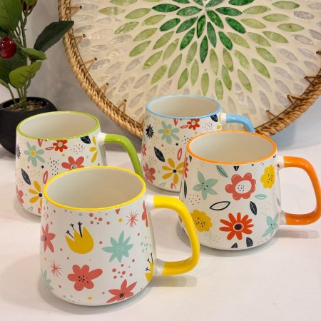 مج سيراميك بنقوش زهور مع يد ملونة