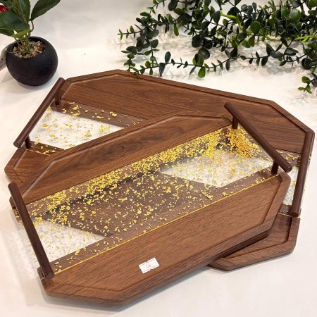 طقم صواني تقديم خشبية بتصميم سداسي الشكل مع تفاصيل ريزن شفافة ورقائق ذهبية ويد ذهبية