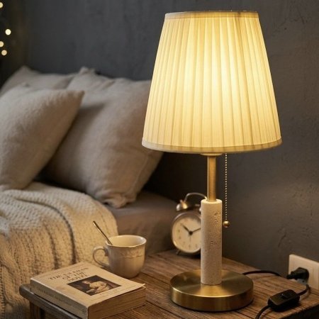 سهارة طاولة بتصميم أنيق بقاعدة حجرية وغطاء قماشي