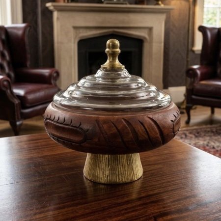 مضيفة خشب هندي دائرية مزخرفة بغطاء زجاجي وقاعدة ذهبية