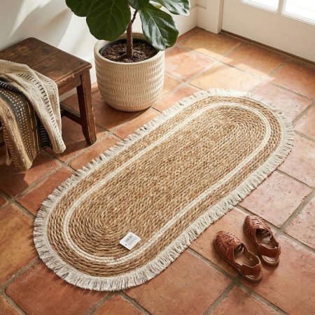 سجادة بيضاوية من القش بأسلوب بوهيمي ريفي وشراشيب بيضاء على الحواف