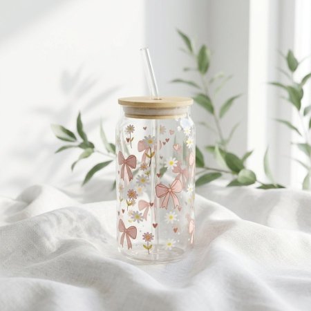 مج زجاجي مع غطاء خشبي ومصاصة زجاج بنقوش فيونكات وزهور وردية