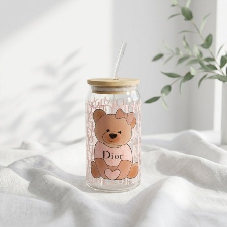 مج زجاجي مع غطاء خشبي ومصاصة زجاج بنقوش شعار ديور مع دب