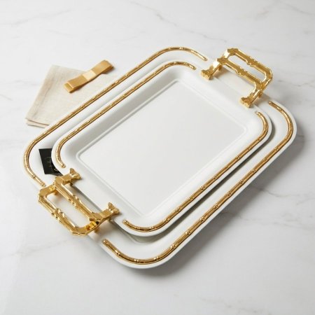 طقم صواني تقديم باللون الأبيض مع حواف ومقابض ذهبية