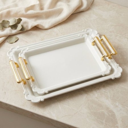 طقم صواني تقديم مستطيلة بلون أبيض وحواف مزخرفة مع مقابض ذهبية عريضة
