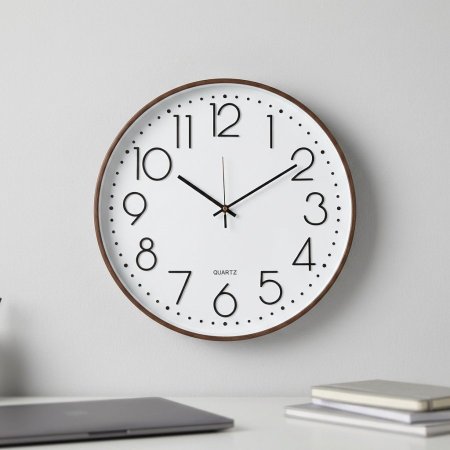 ساعة حائط دائرية كبيرة بأرقام واضحة وإطار بني خشبي