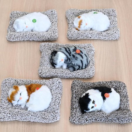 مجسم القطة النائمة المحاكية للواقع مع صوت مواء