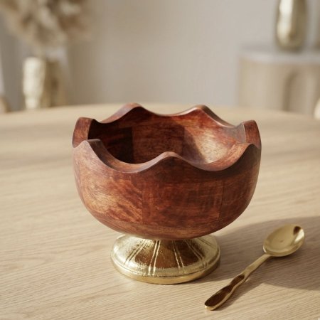 جاط عميق خشب هندي بقاعدة معدنية ذهبية وحواف متموجة مع معلقة ذهبية