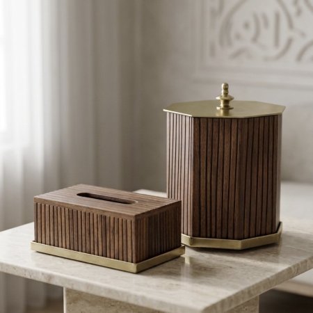 طقم سلة مهملات وعلبة مناديل من الخشب الهندي بتصميم مخطط وغطاء وقاعدة معدنية ذهبية